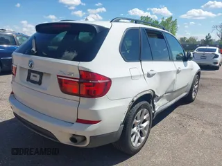2011 BMW X5 35i z VIN 5UXZV4C57BL412326, wystawiony jako IAAI lot #42169632 z przebiegiem 93 153 mil mil oraz . Historia ofert i sprzedaży dostępna na DreamBid. Obrazek 4.