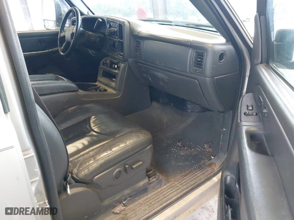 2006 Chevrolet Silverado 2500HD LT1 with VIN 1GCHK23U16F261716, listed as a IAAI auction lot 41892408 with 273,228 mi miles. Bid and sale history available at carsss.com. Image 5.