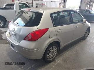 2008 Nissan Versa S z VIN 3N1BC13E68L395932, wystawiony jako IAAI lot #42333560 z przebiegiem 231 010 mil mil oraz . Historia ofert i sprzedaży dostępna na DreamBid. Obrazek 4.