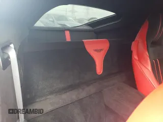 2020 Aston Martin Vantage z VIN SCFSMGAW8LGN03717, wystawiony jako Copart lot #69625684 z przebiegiem 26 594 mil mil oraz Szkoda całkowita • Salvage title. Historia ofert i sprzedaży dostępna na DreamBid. Obrazek 10.