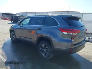2019 Toyota Highlander Hybrid LE z VIN 5TDBGRFH3KS076303, wystawiony jako IAAI lot #41770576 z przebiegiem 15 591 mil mil oraz . Historia ofert i sprzedaży dostępna na DreamBid. Obrazek 3.