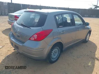 2007 Nissan Versa SL z VIN 3N1BC13E57L424125, wystawiony jako IAAI lot #42418376 z przebiegiem 196 779 mil mil oraz . Historia ofert i sprzedaży dostępna na DreamBid. Obrazek 4.