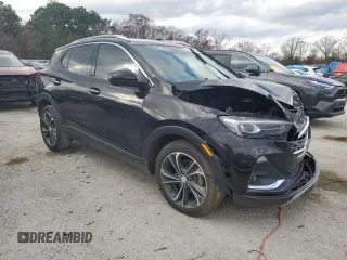 2022 Buick Encore GX Essence z VIN KL4MMFSL7NB047080, wystawiony jako Copart lot #84045124 z przebiegiem 130 195 mil mil oraz Czysty tytuł • Clean title. Historia ofert i sprzedaży dostępna na DreamBid. Obrazek 4.