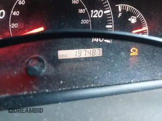2006 Toyota Camry LE z VIN 4T1BF30KX6U628056, wystawiony jako IAAI lot #42410228 z przebiegiem 197 487 mil mil oraz . Historia ofert i sprzedaży dostępna na DreamBid. Obrazek 7.