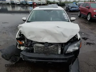 2015 Volkswagen Passat SE z VIN 1VWBV7A32FC019181, wystawiony jako Copart lot #55873865 z przebiegiem 170 330 mil mil oraz Czysty tytuł • Clean title. Historia ofert i sprzedaży dostępna na DreamBid. Obrazek 5.