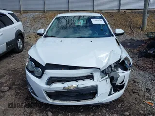 2015 Chevrolet Sonic LT z VIN 1G1JC5SG5F4147301, wystawiony jako IAAI lot #41934640 z przebiegiem 68 593 mil mil oraz . Historia ofert i sprzedaży dostępna na DreamBid. Obrazek 12.