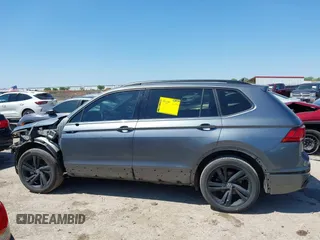 2023 Volkswagen Tiguan SE R-Line Black z VIN 3VVCB7AX1PM057201, wystawiony jako IAAI lot #41977239 z przebiegiem 84 840 mil mil oraz . Historia ofert i sprzedaży dostępna na DreamBid. Obrazek 15.