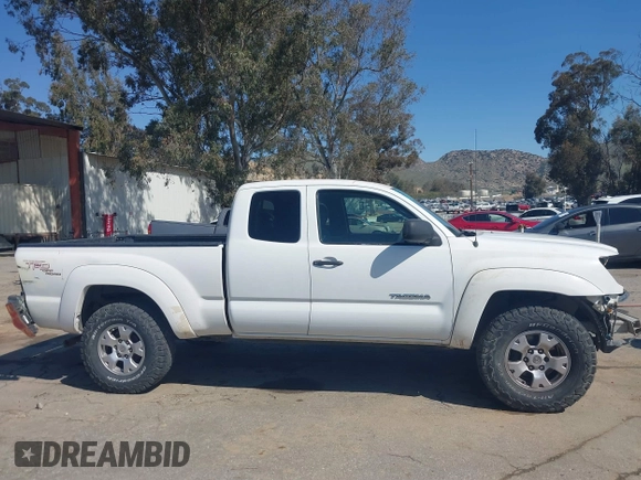 2005 Toyota Tacoma PreRunner z VIN 5TETU62N25Z062181, wystawiony jako IAAI lot #41837178 z przebiegiem 236 480 mil mil oraz . Historia ofert i sprzedaży dostępna na DreamBid. Obrazek 14.