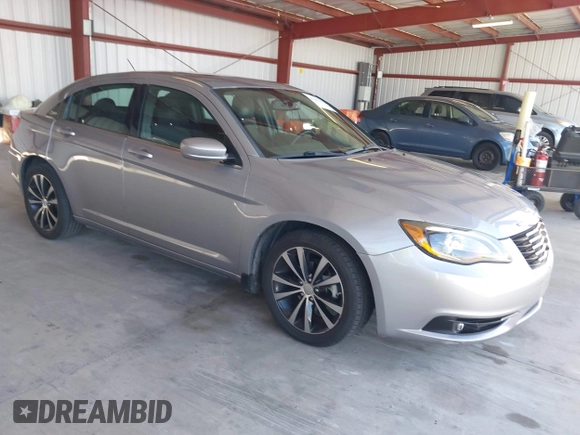 2014 Chrysler 200 Touring z VIN 1C3CCBBB0EN117901, wystawiony jako IAAI lot #42207392 z przebiegiem 110 786 mil mil oraz . Historia ofert i sprzedaży dostępna na DreamBid. Obrazek 1.