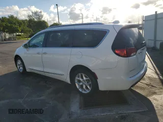2020 Chrysler Pacifica Limited z VIN 2C4RC1GG9LR289428, wystawiony jako Copart lot #77699394 z przebiegiem 83 801 mil mil oraz Nie do naprawy • Non repairable. Historia ofert i sprzedaży dostępna na DreamBid. Obrazek 2.
