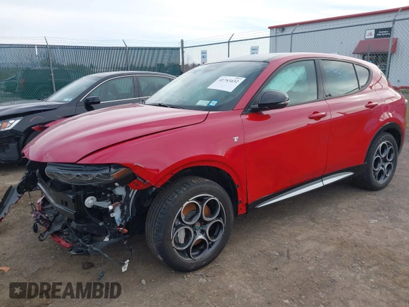 2024 Alfa Romeo Tonale Ti z VIN ZASPATCW8R3058676, wystawiony jako IAAI lot #41743432 z przebiegiem 7 985 mil mil oraz . Historia ofert i sprzedaży dostępna na DreamBid. Obrazek 17.
