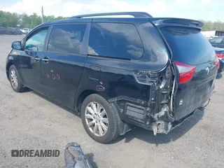 2015 Toyota Sienna Limited z VIN 5TDDK3DC9FS113212, wystawiony jako IAAI lot #42176943 z przebiegiem 136 426 mil mil oraz . Historia ofert i sprzedaży dostępna na DreamBid. Obrazek 3.