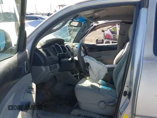 2010 Toyota Tacoma z VIN 5TETX4CNXAZ723380, wystawiony jako IAAI lot #41771322 z przebiegiem Nie podano mil oraz . Historia ofert i sprzedaży dostępna na DreamBid. Obrazek 5.