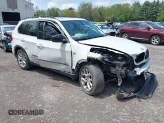 2013 BMW X5 xDrive35i z VIN 5UXZV4C5XD0B23271, wystawiony jako IAAI lot #42250683 z przebiegiem 149 427 mil mil oraz . Historia ofert i sprzedaży dostępna na DreamBid. Obrazek 1.