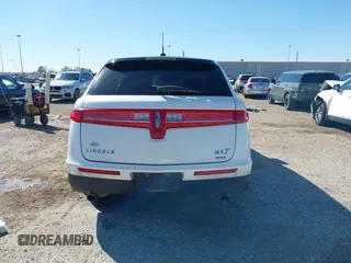 2016 Lincoln MKT EcoBoost z VIN 2LMHJ5AT0GBL00877, wystawiony jako IAAI lot #41722584 z przebiegiem 148 585 mil mil oraz . Historia ofert i sprzedaży dostępna na DreamBid. Obrazek 17.
