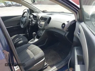 2016 Chevrolet Sonic LT z VIN 1G1JC5SG8G4163316, wystawiony jako IAAI lot #42138592 z przebiegiem 114 799 mil mil oraz . Historia ofert i sprzedaży dostępna na DreamBid. Obrazek 5.