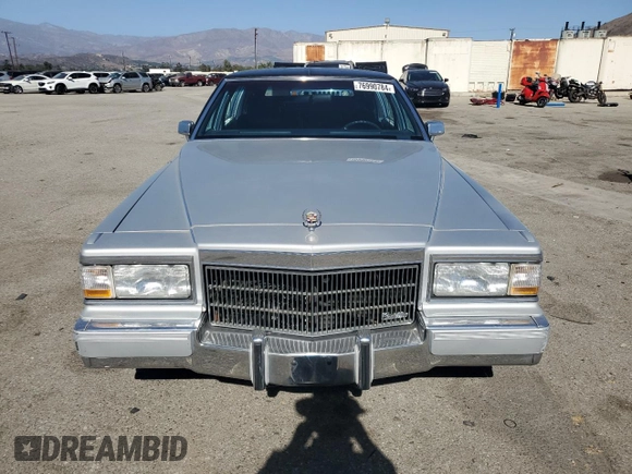 1992 Cadillac Brougham z VIN 1G6DW5474NR713140, wystawiony jako Copart lot #76990784 z przebiegiem 63 153 mil mil oraz Czysty tytuł • Clean title. Historia ofert i sprzedaży dostępna na DreamBid. Obrazek 5.