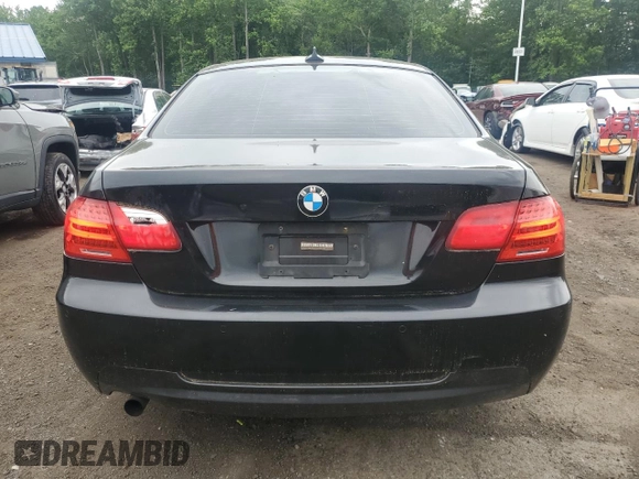 2011 BMW 3 Series 328i z VIN WBAKE3C54BE558827, wystawiony jako Copart lot #58634875 z przebiegiem 126 918 mil mil oraz Czysty tytuł • Clean title. Historia ofert i sprzedaży dostępna na DreamBid. Obrazek 6.