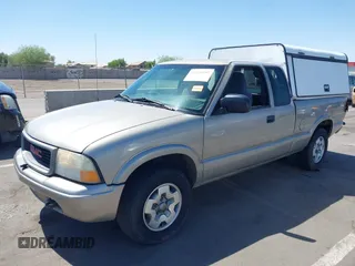 2002 GMC Sonoma SLS z VIN 1GTDT19W928157584, wystawiony jako IAAI lot #42246397 z przebiegiem 70 026 mil mil oraz . Historia ofert i sprzedaży dostępna na DreamBid. Obrazek 2.