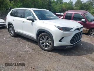 2024 Toyota Highlander XLE z VIN 5TDAAAA57RS005269, wystawiony jako IAAI lot #42076151 z przebiegiem 19 577 mil mil oraz . Historia ofert i sprzedaży dostępna na DreamBid. Obrazek 1.