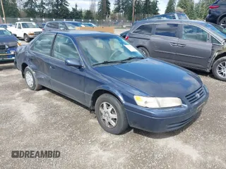 1998 Toyota Camry LE z VIN JT2BG22K0W0177146, wystawiony jako IAAI lot #41953768 z przebiegiem 310 945 mil mil oraz . Historia ofert i sprzedaży dostępna na DreamBid. Obrazek 1.