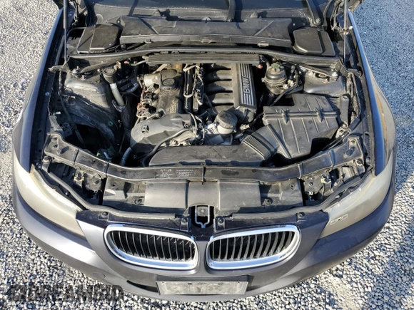 2009 BMW 3 Series 328i z VIN WBAPH77559NM47762, wystawiony jako Copart lot #85077774 z przebiegiem 215 502 mil mil oraz Szkoda całkowita • Salvage title. Historia ofert i sprzedaży dostępna na DreamBid. Obrazek 11.