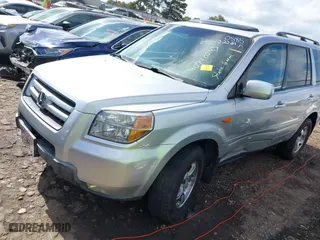 2008 Honda Pilot SE with VIN 5FNYF28338B030585, listed as a IAAI auction lot 40740293 with 210,626 mi miles. Bid and sale history available at carsss.com. Image 6.