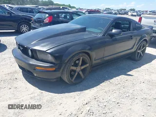 2005 Ford Mustang GT Deluxe z VIN 1ZVFT82H255119937, wystawiony jako IAAI lot #42342433 z przebiegiem 149 435 mil mil oraz . Historia ofert i sprzedaży dostępna na DreamBid. Obrazek 2.