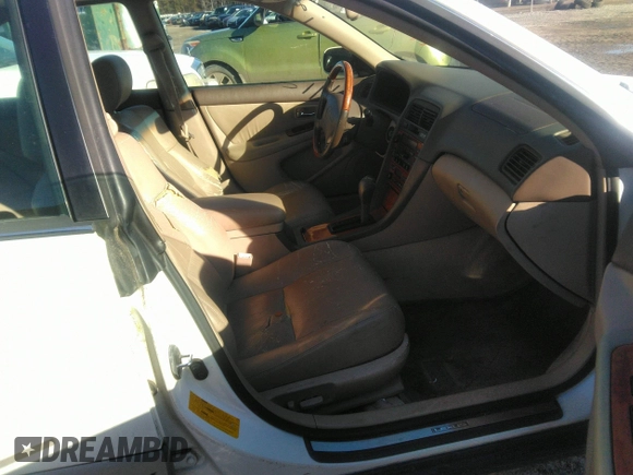 2001 Lexus ES with VIN JT8BF28GX10308569, listed as a IAAI auction lot 41159614 with 188,842 mi miles. Bid and sale history available at carsss.com. Image 5.