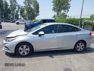 2017 Chevrolet Cruze LS z VIN 1G1BC5SM6H7121852, wystawiony jako IAAI lot #42354416 z przebiegiem 186 246 mil mil oraz . Historia ofert i sprzedaży dostępna na DreamBid. Obrazek 14.