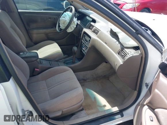 2001 Toyota Camry CE with VIN JT2BG22K210571000, listed as a IAAI auction lot 42061153 with 203,182 mi miles. Bid and sale history available at carsss.com. Image 5.