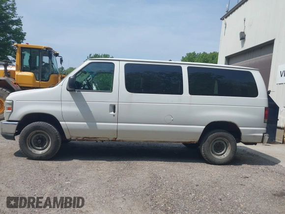 2010 Ford Econoline Passenger XL z VIN 1FBNE3BL3ADA77850, wystawiony jako IAAI lot #42320096 z przebiegiem 224 841 mil mil oraz . Historia ofert i sprzedaży dostępna na DreamBid. Obrazek 14.