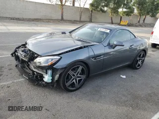 2020 Mercedes-Benz SLC 300 z VIN W1KPK3JA1LF171199, wystawiony jako Copart lot #86151364 z przebiegiem 20 646 mil mil oraz Szkody całkowita. Historia ofert i sprzedaży dostępna na DreamBid. Obrazek 1.