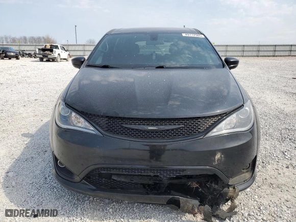 2018 Chrysler Pacifica Touring Plus with VIN 2C4RC1FG8JR352596, listed as a Copart auction lot 49112905 with 147,660 mi miles and Salvage Title. Bid and sale history available at carsss.com. Image 5.