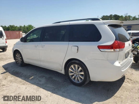 2014 Toyota Sienna LE AAS z VIN 5TDKK3DC0ES465228, wystawiony jako Copart lot #54427125 z przebiegiem 173 811 mil mil oraz Szkoda całkowita • Salvage title. Historia ofert i sprzedaży dostępna na DreamBid. Obrazek 2.