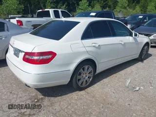 2013 Mercedes-Benz E 350 Luxury z VIN WDDHF5KB9DA733604, wystawiony jako IAAI lot #42514039 z przebiegiem 131 047 mil mil oraz . Historia ofert i sprzedaży dostępna na DreamBid. Obrazek 4.