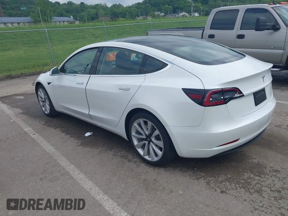2020 Tesla Model 3 Standard Range Plus z VIN 5YJ3E1EA9LF598682, wystawiony jako IAAI lot #42247434 z przebiegiem 28 835 mil mil oraz . Historia ofert i sprzedaży dostępna na DreamBid. Obrazek 3.