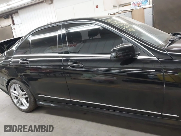 2014 Mercedes-Benz C 250 Sport z VIN WDDGF4HB6EG158079, wystawiony jako IAAI lot #41670460 z przebiegiem 169 214 mil mil oraz . Historia ofert i sprzedaży dostępna na DreamBid. Obrazek 13.
