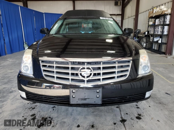 2011 Cadillac DTS Professional Limousine z VIN 1GE7K9C61BU600591, wystawiony jako Copart lot #55618735 z przebiegiem 31 702 mil mil oraz Tytuł czysty. Historia ofert i sprzedaży dostępna na DreamBid. Obrazek 5.