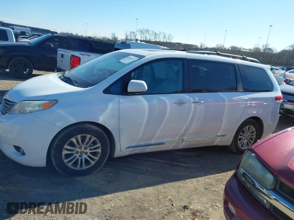 2013 Toyota Sienna XLE AAS z VIN 5TDYK3DC6DS372819, wystawiony jako IAAI lot #41395777 z przebiegiem 181 526 mil mil oraz . Historia ofert i sprzedaży dostępna na DreamBid. Obrazek 14.