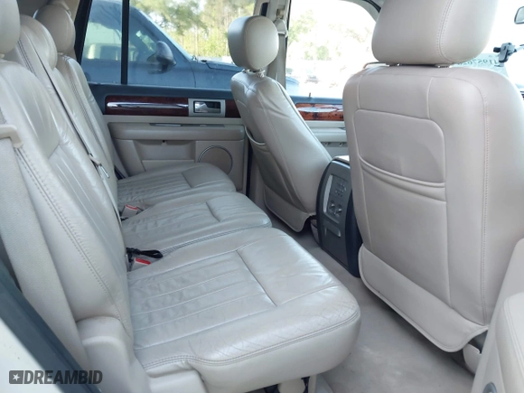 2006 Lincoln Navigator Luxury with VIN 5LMFU27506LJ27861, listed as a IAAI auction lot 41957628 with 197,718 mi miles. Bid and sale history available at carsss.com. Image 8.