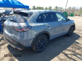 2024 Honda HR-V Sport z VIN 3CZRZ2H51RM771256, wystawiony jako IAAI lot #42051986 z przebiegiem 14 209 mil mil oraz . Historia ofert i sprzedaży dostępna na DreamBid. Obrazek 4.