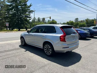 2021 Volvo XC90 Momentum z VIN YV4102CK7M1688329, wystawiony jako Copart lot #61495905 z przebiegiem 97 604 mil mil oraz Czysty tytuł • Clean title. Historia ofert i sprzedaży dostępna na DreamBid. Obrazek 3.