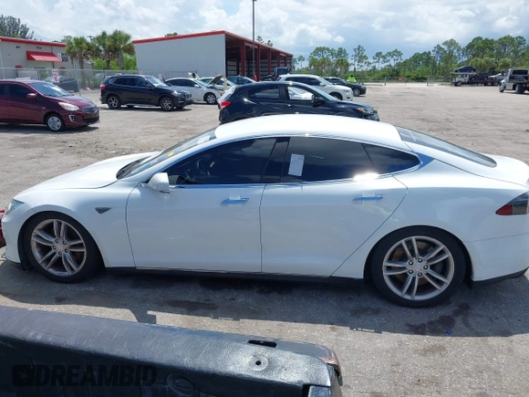 2013 Tesla Model S с VIN 5YJSA1AC8DFP10260, выставлен на аукционе IAAI как лот 42545156 с пробегом 121 329 миль миль и . История ставок и продаж доступна на DreamBid. Изображение 14.