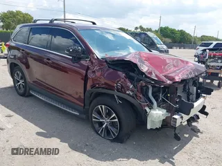 2019 Toyota Highlander LE z VIN 5TDZARFH5KS054593, wystawiony jako IAAI lot #41891885 z przebiegiem 131 351 mil mil oraz . Historia ofert i sprzedaży dostępna na DreamBid. Obrazek 1.