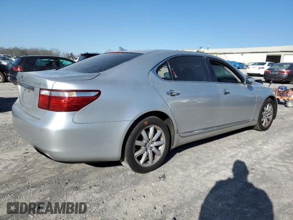 2007 Lexus LS 460 L z VIN JTHGL46FX75001158, wystawiony jako Copart lot #49345445 z przebiegiem 271 513 mil mil oraz Czysty tytuł • Clean title. Historia ofert i sprzedaży dostępna na DreamBid. Obrazek 3.