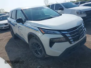 2025 Nissan Rogue S z VIN 5N1BT3AB4SC777425, wystawiony jako IAAI lot #41960932 z przebiegiem 14 073 mil mil oraz . Historia ofert i sprzedaży dostępna na DreamBid. Obrazek 1.