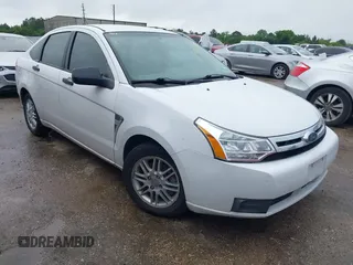 2008 Ford Focus SE z VIN 1FAHP35N68W179308, wystawiony jako IAAI lot #42208558 z przebiegiem 174 612 mil mil oraz . Historia ofert i sprzedaży dostępna na DreamBid. Obrazek 1.