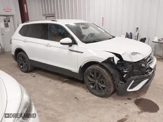 2022 Volkswagen Tiguan SE with VIN 3VV2B7AX0NM037109, listed as a IAAI auction lot 41727503 with 37,637 mi miles. Bid and sale history available at carsss.com. Image 1.