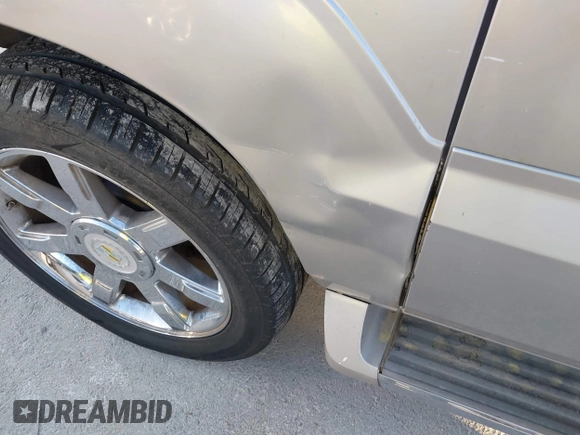 2004 Cadillac Escalade EXT z VIN 3GYEK62NX4G291260, wystawiony jako IAAI lot #41995991 z przebiegiem Nie podano mil oraz . Historia ofert i sprzedaży dostępna na DreamBid. Obrazek 6.